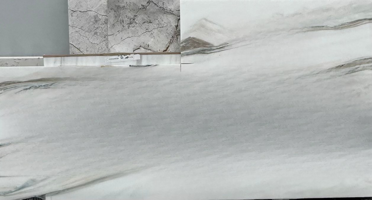 Bianco Lasa Vena Oro, 74" x 39"