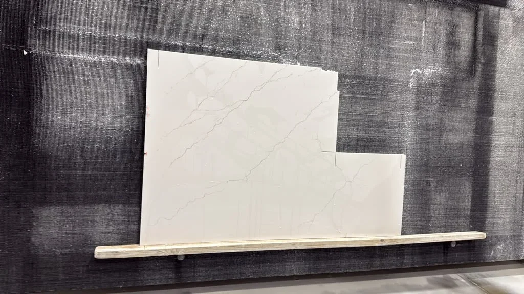 Q Quartz Calacatta Miraggio Honed, 39" x 39"