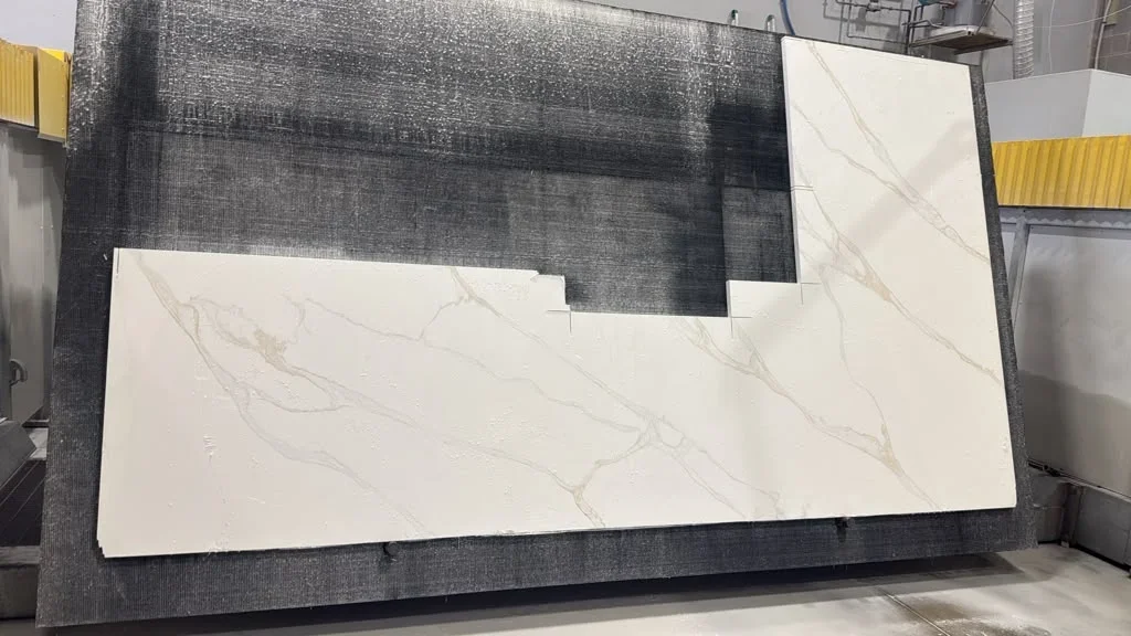 Q Quartz Calacatta Rivessa, 138" x 27"